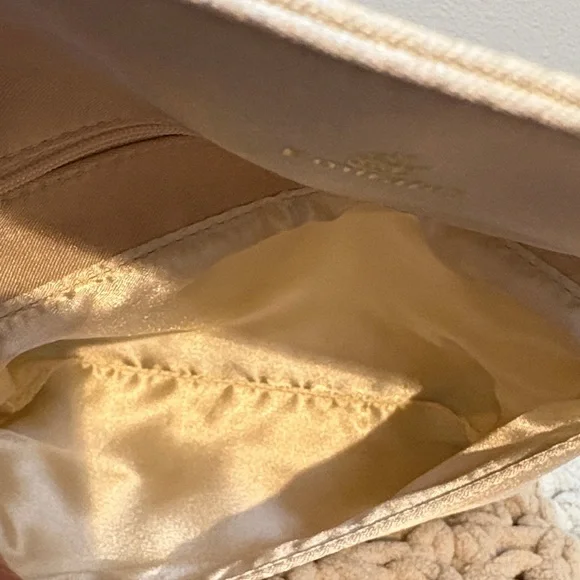 Emirates Airline Amenity Bag Elegant Cream Satin Clutch - Picture 4 of 12